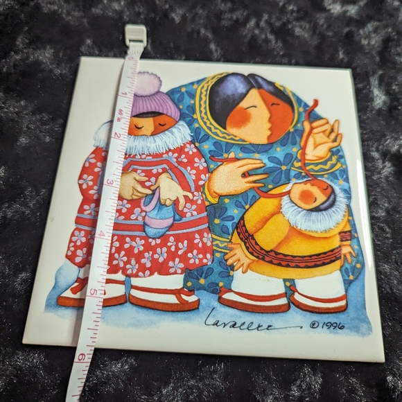 Rare Barbara LaVallee Signed 1996 Tile Trivet  Igloo Eskimos Mother Child Native - Picture 3 of 4
